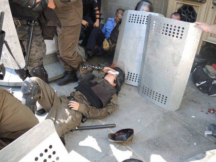 Возле Верховной Рады взорвали боевую гранату