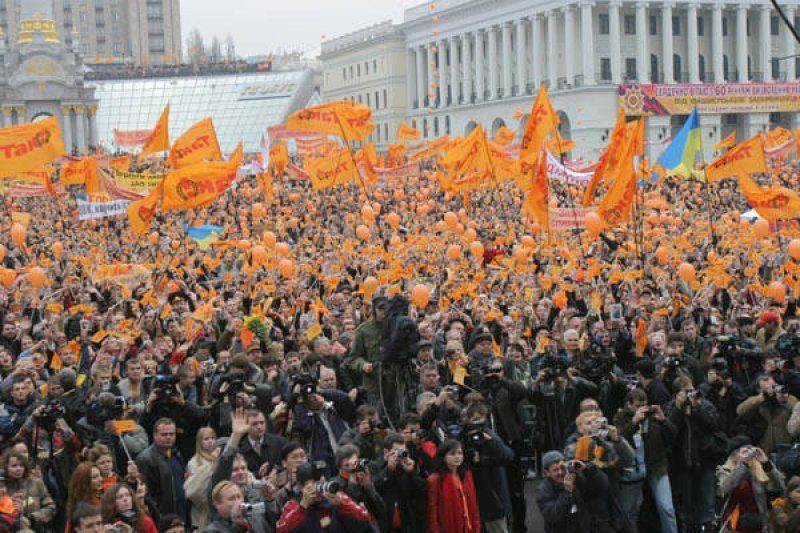 Оранжевая революция. Ющенко оранжевая революция. Первый Майдан на Украине 2004. Оранжевая революция на Украине 2004 президенты. Ющенко Майдан.