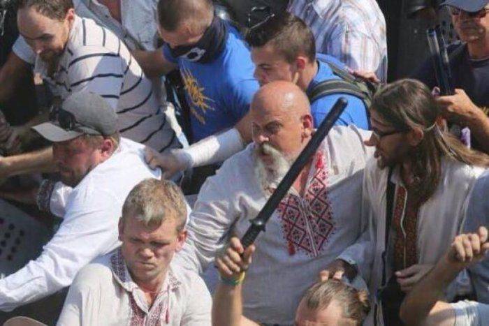 Немного о будущем евроукров: палка по голове, нож в спину и граната под ноги  