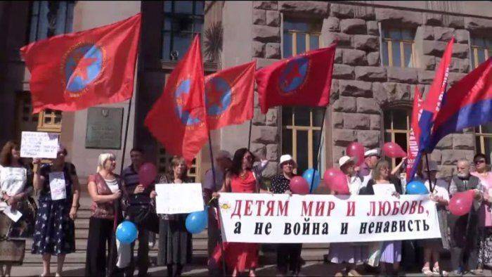 В центре Киева горстка смельчаков потребовала прекратить войну на Донбассе