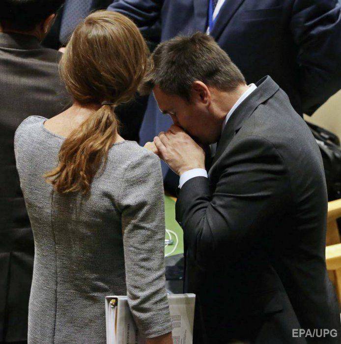 Тварь дрожащая перед белой госпожой – соцсети издеваются над Климкиным, лобызающим руки Пауэр