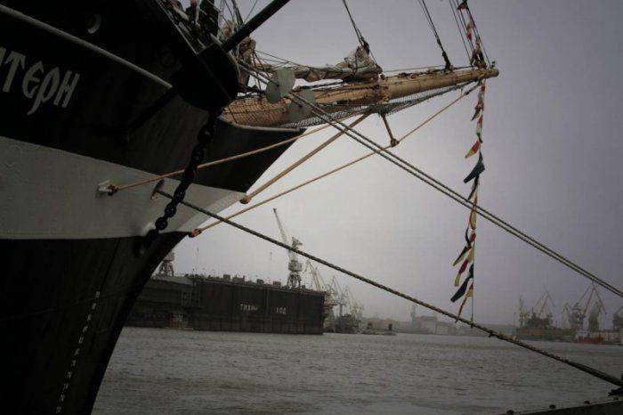 Парусник "Крузенштерн" стоит в центре Петербурга в последний раз