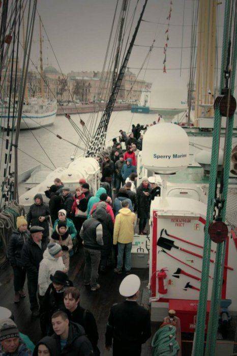 Парусник "Крузенштерн" стоит в центре Петербурга в последний раз