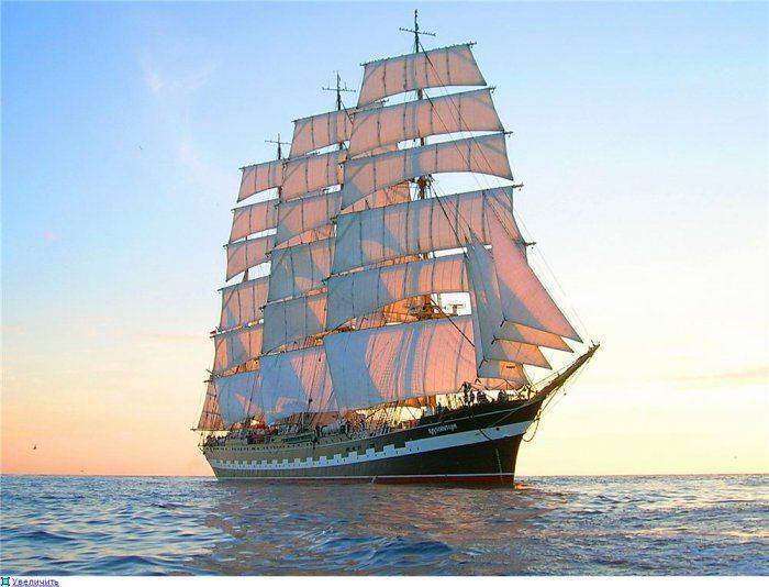 Парусник "Крузенштерн" стоит в центре Петербурга в последний раз
