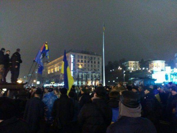 На Майдане ораторы призывают к свержению Порошенко и Яценюка: Терпеть этих подонков уже невозможно!  