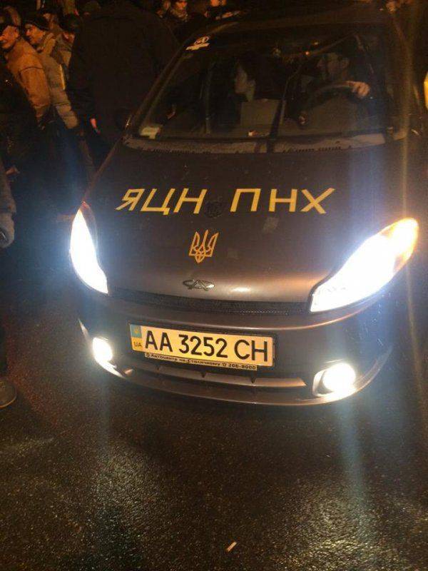 На Майдане ораторы призывают к свержению Порошенко и Яценюка: Терпеть этих подонков уже невозможно!  