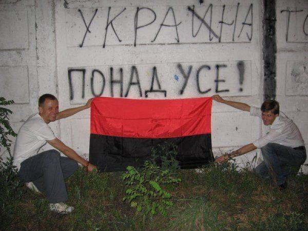 Украинские экстремисты создают «Революционные правые силы», которые не собираются «жевать сопли» с властью Порошенко 