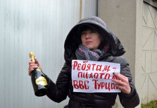 Украинским сумасшедшим нет покоя: «одесситка» провела одиночную акцию в поддержку Турции и ее ВВС  