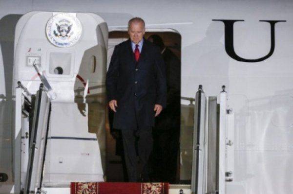 Байдена встретили плакатами «Не верь Сене и Яресько»  