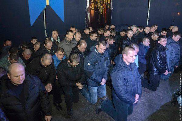 Украинских ментов, желающих сохранить работу, заставляют становиться на колени и каяться за попытку разгона Майдана