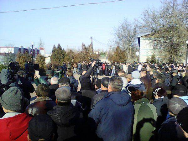 Каланчак вышел на Народное вече: для защиты от блокаторов Крыма люди создали отряд самообороны  