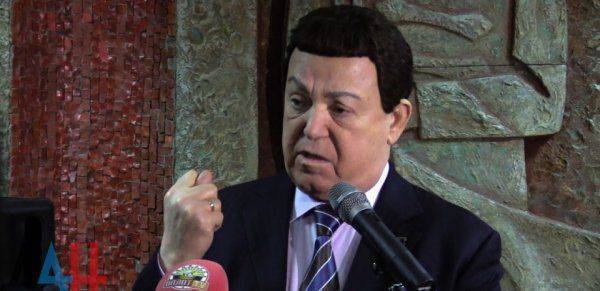 Кобзон в Донецке показал Порошенко фигу