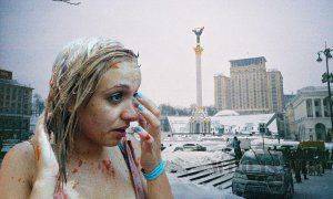 Украинка растоптала турецкие помидоры в центре Киева