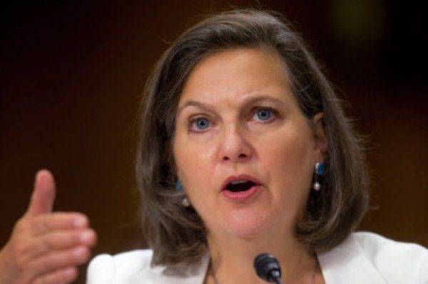 «Нуланд нагибала украинских дипломатов»: Госдеп требует от Киева конституционных изменений 