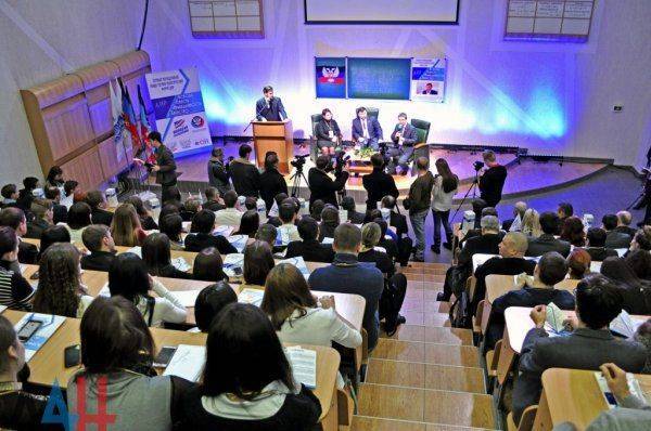 В ДНР начал работу первый форум СССР, посвященный строительству молодой Республики 