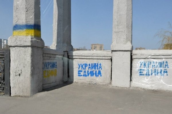 Украинский социолог: Киев должен изолировать мятежные республики, а остальной Донбасс "расформировать"  