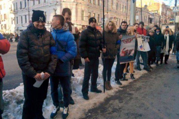 Харьковские «сволотовцы» под охраной полиции провели день бойкота российского бизнеса  