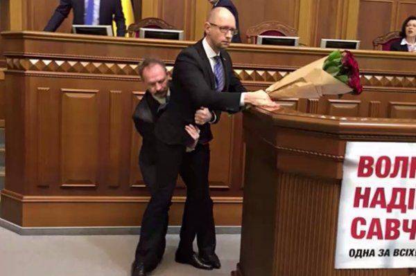 Хватавший Яценюка за яйца депутат теперь угрожает премьеру битой и требует каяться за убийства на Майдане