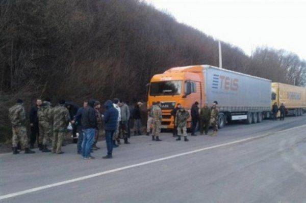 Яценюк посоветовал российским фурам объезжать блокады по партизанским тропам  