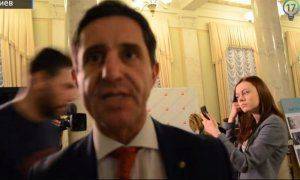 Депутаты избивают журналистов, которые задают неправильные вопросы о доходах власть имущих 