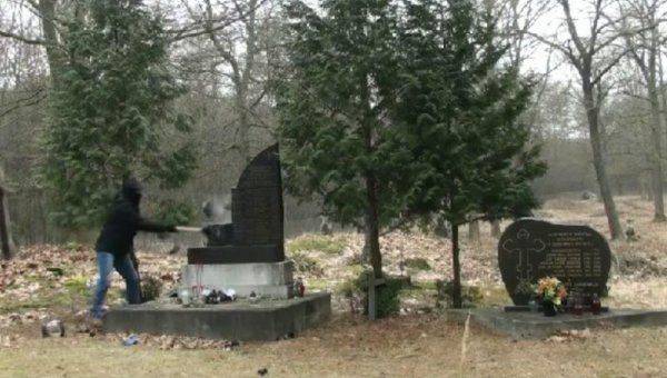 В Польше уничтожили памятник УПА в селе Молодичи