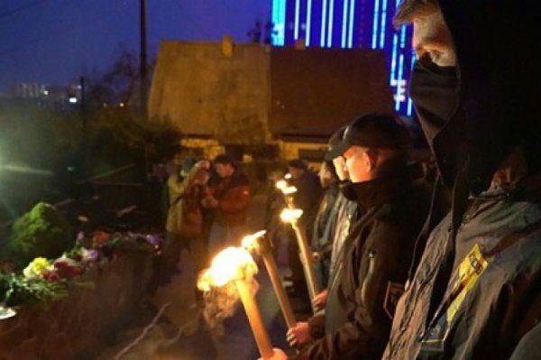 После того, как «Азов» факельно посочувствовал жертвам теракта у посольства Бельгии, дипломаты попросили об эвакуации