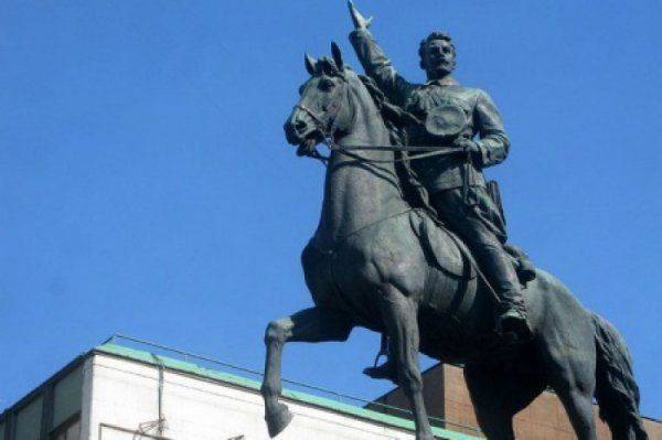 Отомстить за Дастина Хоффмана: СБУ требует снести памятник Щорсу  