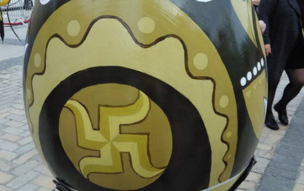 Киев украсили пасхальным яйцом со свастикой