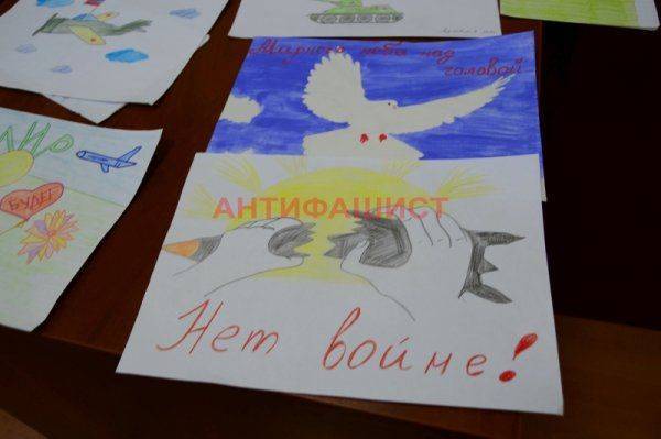 «Ради моей мамы. Ради всех мам Донбасса!». Макеевские школьники написали письма на фронт  