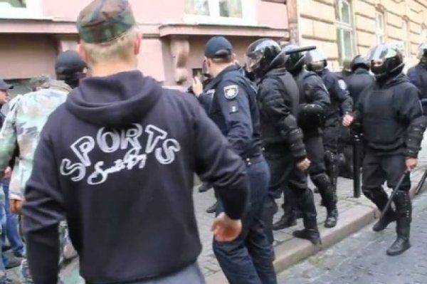 В Киеве беркутовцы избили вояк АТО, требовавших «утилизировать» символы оккупантов  