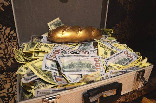 Кто съел золотой батон Януковича?