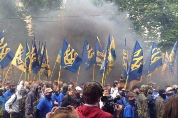 Фашисты Азова жгут шины под Радой и требуют продолжения войны с Путиным 