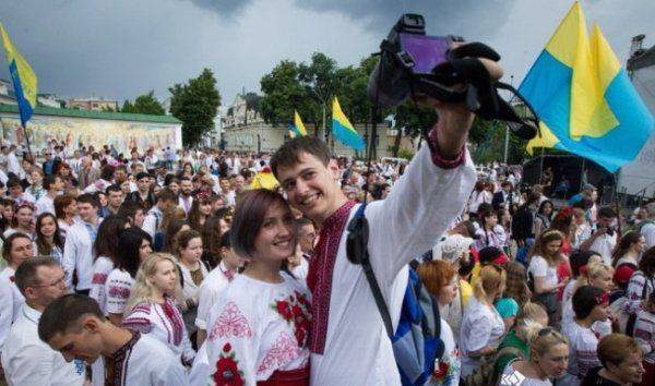 День Киева: вышиванки, гробы, чекисты и «сепаратистские яйца» 