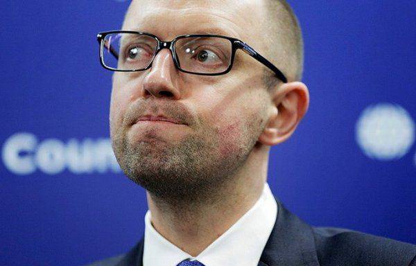 На Яценюка есть компромат в 2 тыс уголовных дел — чтобы вёл себя хорошо