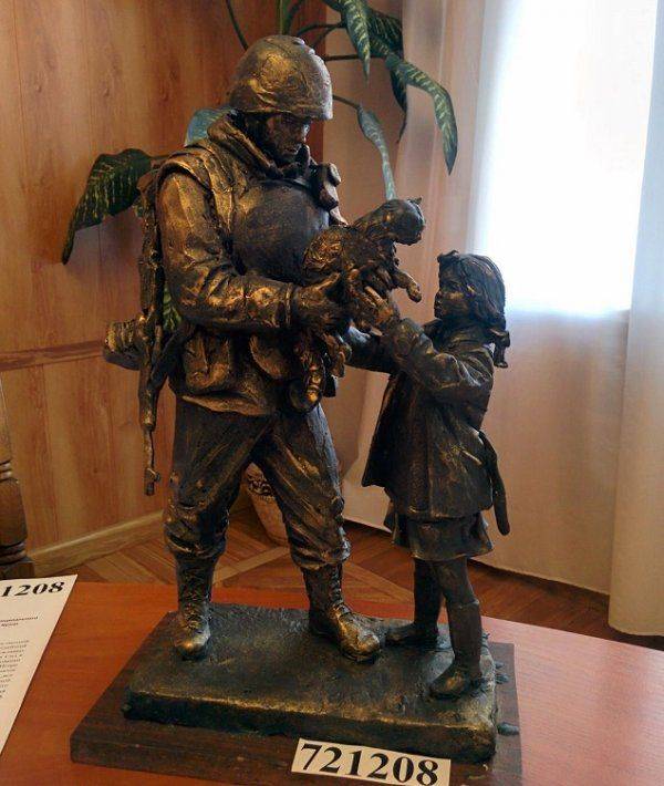 Симферополь: «вежливый бронзовый человек» вернулся навсегда. Но без кота