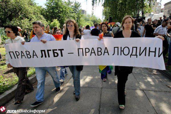 В Киеве гейпарадовцы и майдановцы поспорили, кто из них агент Путина