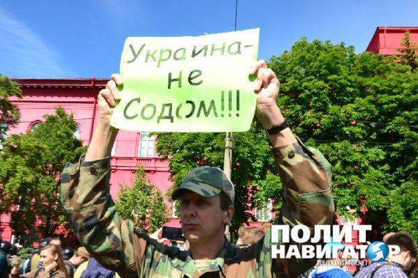 В Киеве гейпарадовцы и майдановцы поспорили, кто из них агент Путина