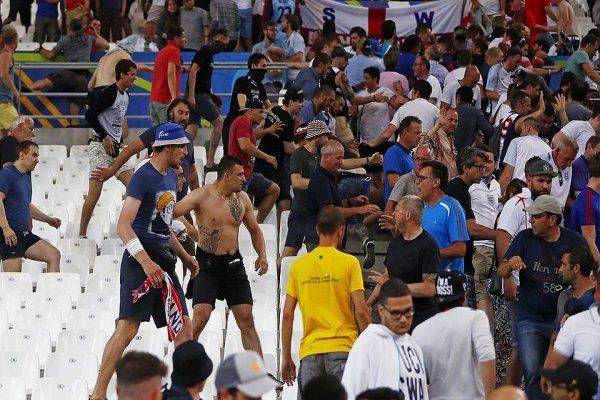 Юрий Романенко: под видом фанатов Кремль перебросил во Францию спецназ для захвата Елисейского дворца