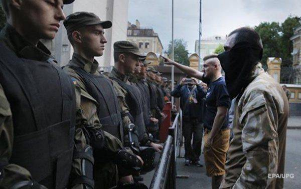 СМИ о буднях Правого сектора: Орехи колют гранатами