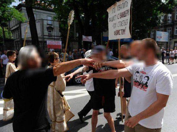 Футбольные фанаты избили участников украинского марша в Польше