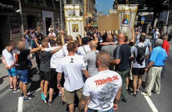 Футбольные фанаты избили участников украинского марша в Польше