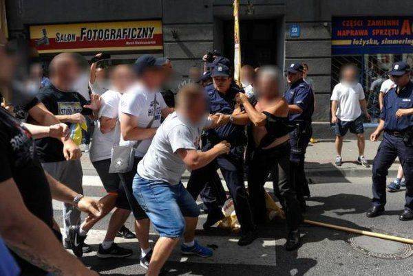 Футбольные фанаты избили участников украинского марша в Польше