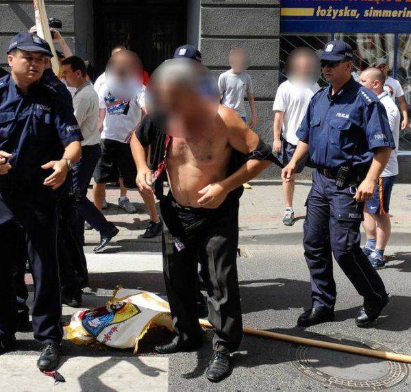 Футбольные фанаты избили участников украинского марша в Польше