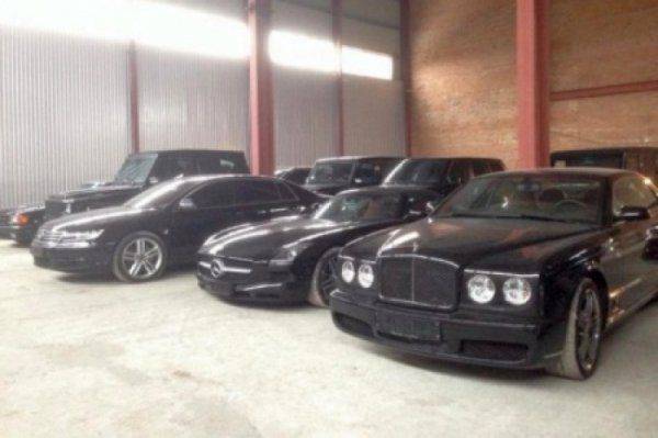 Герои Майдана оказались мародерами: правосеки разграбили автопарк Януковича и Пшенки 