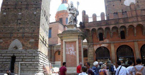 Культурное обогащение: мусульманин громит шведскую церковь, итальянский святой расписан граффити «Аллах Акбар»