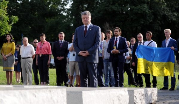 Поляки- “кресовяне” задавали Порошенко неудобные вопросы у мемориала, посвященного Волынской Резне
