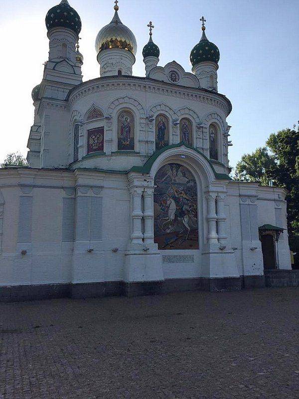 Михаил Апостол настучал в СБУ на храм в Полтаве: На фреске Петр I топчет желто-синий флаг