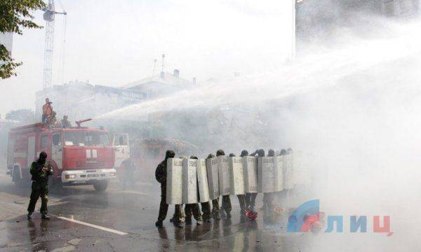 Необычные учения: Луганчане тренировались останавливать врукопашную вооруженных полицаев ОБСЕ