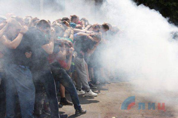 Необычные учения: Луганчане тренировались останавливать врукопашную вооруженных полицаев ОБСЕ