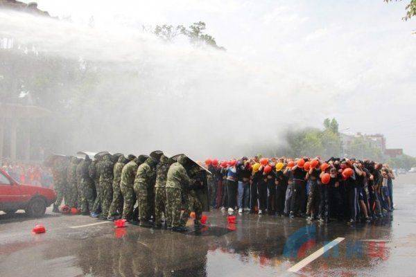 Необычные учения: Луганчане тренировались останавливать врукопашную вооруженных полицаев ОБСЕ